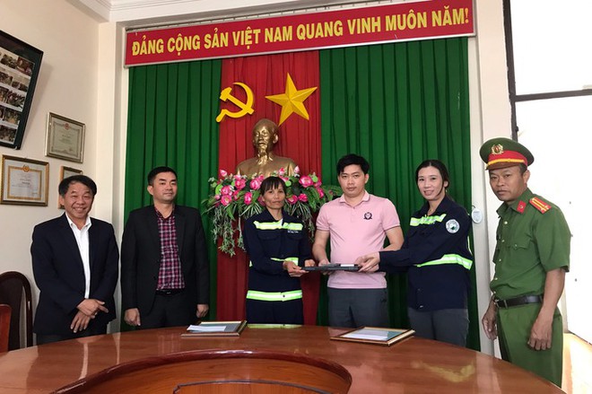 Nhặt được 4.700 USD, hai chị lao c&ocirc;ng ở Đ&agrave; Lạt trả lại cho du kh&aacute;ch - Ảnh 1.