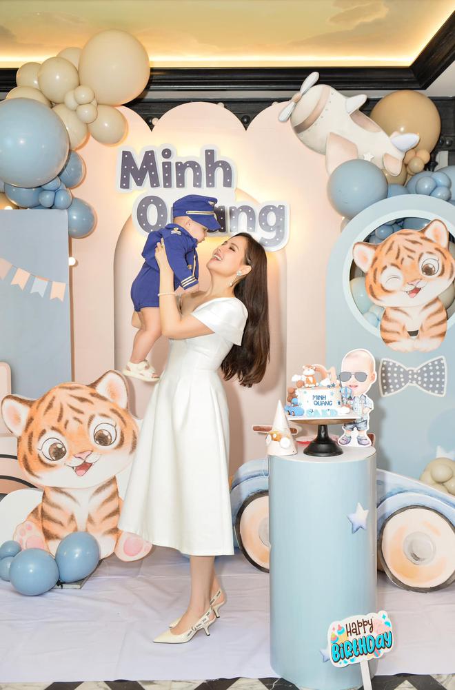 N&agrave;ng d&acirc;u h&agrave;o m&ocirc;n Phanh Lee khoe ảnh gia đ&igrave;nh, tiết lộ th&ecirc;m th&ocirc;ng tin về qu&yacute; tử vừa tr&ograve;n 1 tuổi - Ảnh 3.
