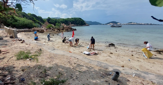 Cặp đôi Pháp - Việt biến đảo hoang thành nơi nghiêm ngặt: Xem cá voi gần bờ, Forbes và CNN đều ca ngợi - Ảnh 6.