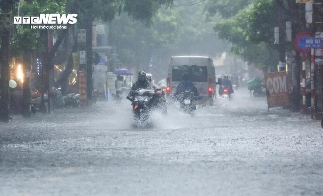 Mưa lớn ở miền Trung k&eacute;o d&agrave;i v&agrave; phức tạp, miền Bắc li&ecirc;n tiếp đ&oacute;n mưa d&ocirc;ng - Ảnh 1.