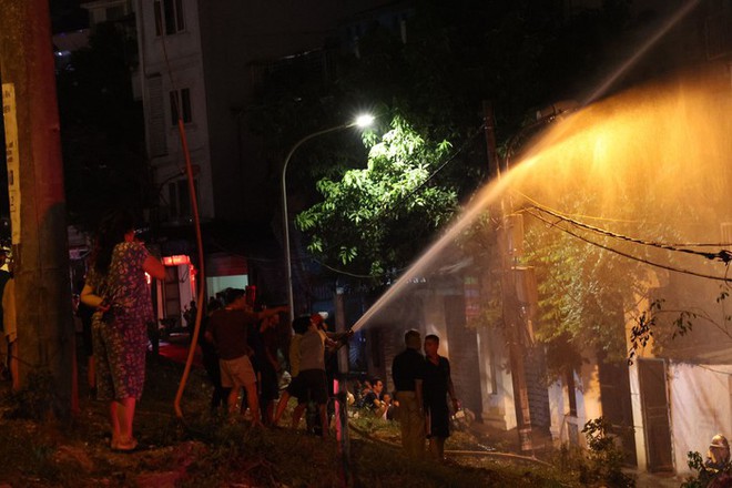 Cháy lớn tại căn nhà 4 tầng ở Hà Nội, 7 người chạy ra ban công cầu cứu - Ảnh 2.