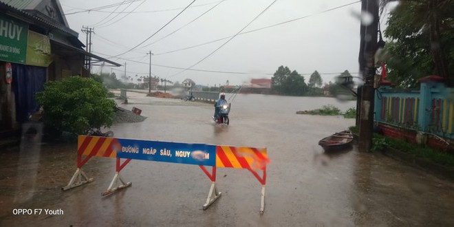 Thừa Thiên - Huế: Có nơi ngập sâu đến 1,3 m do mưa lũ, một số trường học đóng cửa - Ảnh 6.