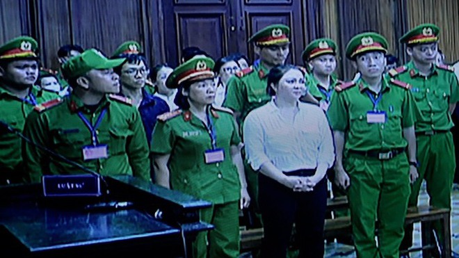 T&ograve;a c&oacute; thể tuy&ecirc;n b&agrave; Nguyễn Phương Hằng được bồi thường bao nhi&ecirc;u? - Ảnh 1.