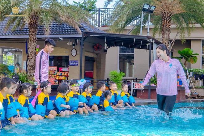 &Aacute;nh Vi&ecirc;n sau giải nghệ: Tốt nghiệp đại học, l&agrave;m Sứ giả UNICEF, trở th&agrave;nh trung t&aacute; qu&acirc;n nh&acirc;n trẻ nhất Việt Nam - Ảnh 4.