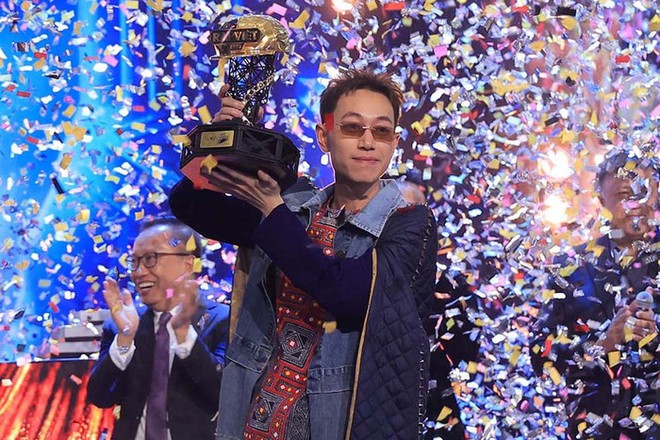 Double2T ngồi đất ăn cơm hộp, đồng nghiệp đi qua n&oacute;i g&igrave; m&agrave; anh ch&agrave;ng chỉ cười - Ảnh 1.