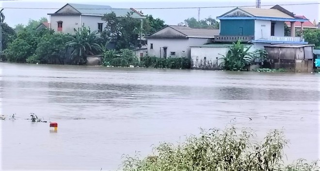 Thừa Thiên - Huế: Có nơi ngập sâu đến 1,3 m do mưa lũ, một số trường học đóng cửa - Ảnh 2.