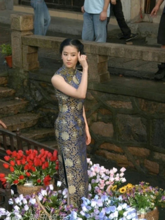 Ảnh Lưu Diệc Phi diện sườn x&aacute;m ở hậu trường g&acirc;y sốt: Nhan chất v&agrave; kh&iacute; chất ti&ecirc;n tử bất bại qua cam thường - Ảnh 3.