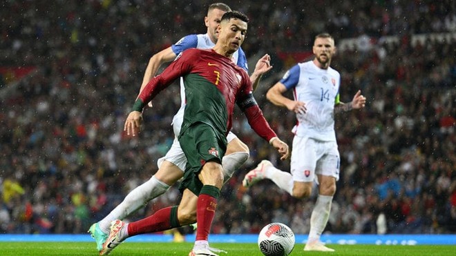 Ronaldo lập cú đúp, Bồ Đào Nha giành quyền tham dự EURO 2024 - Ảnh 1.