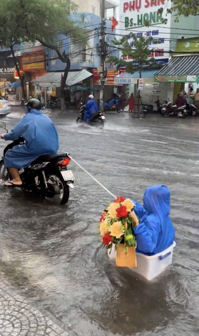 Người trẻ thuê trọ ở Đà Nẵng chất đồ lên cao vì mưa ngập, ký ức trận lụt lịch sử năm ngoái ùa về - Ảnh 9.