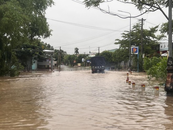 Mưa lớn ở miền Trung: 2 người chết, 12 người mắc kẹt trong nước xiết - Ảnh 8.