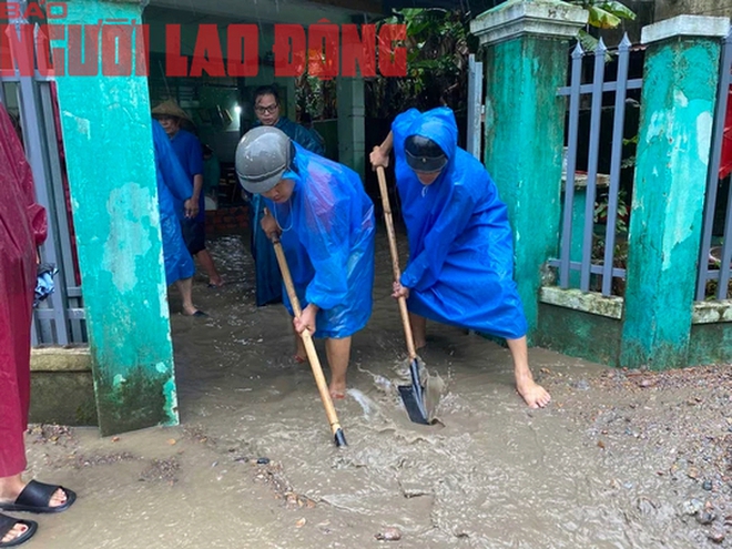 CLIP: Người d&acirc;n Đ&agrave; Nẵng kh&oacute;c nấc v&igrave; th&aacute;c b&ugrave;n tr&agrave;n v&agrave;o nh&agrave; - Ảnh 4.