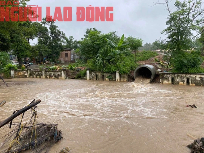 CLIP: Người d&acirc;n Đ&agrave; Nẵng kh&oacute;c nấc v&igrave; th&aacute;c b&ugrave;n tr&agrave;n v&agrave;o nh&agrave; - Ảnh 2.