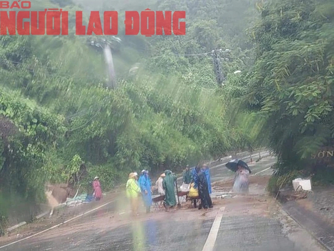 CLIP: Người d&acirc;n Đ&agrave; Nẵng kh&oacute;c nấc v&igrave; th&aacute;c b&ugrave;n tr&agrave;n v&agrave;o nh&agrave; - Ảnh 16.