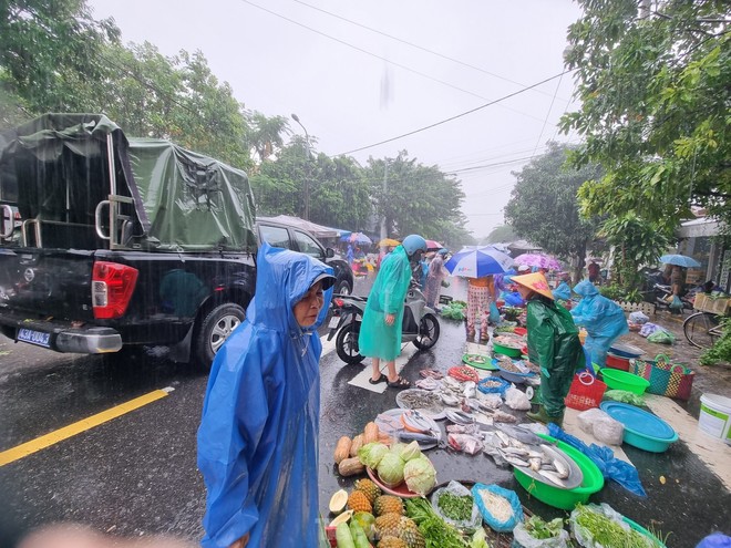 Chợ thất thủ, tiểu thương nháo nhác ôm hàng ra đường bán tháo chạy ngập - Ảnh 8.