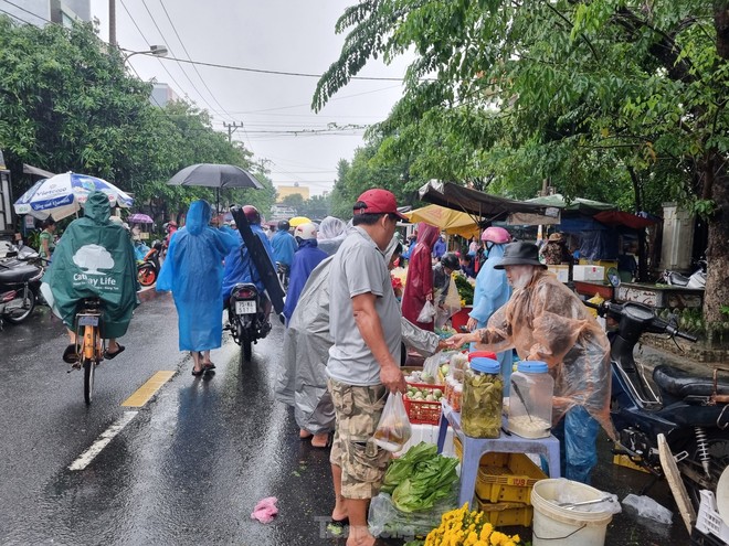 Chợ thất thủ, tiểu thương nháo nhác ôm hàng ra đường bán tháo chạy ngập - Ảnh 7.