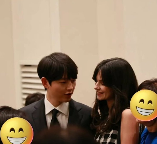Song Joong Ki đưa vợ T&acirc;y dự h&ocirc;n lễ em g&aacute;i m&agrave; như đi thảm đỏ: Katy đẹp hẳn sau sinh, c&aacute;ch t&agrave;i tử nh&igrave;n b&agrave; x&atilde; g&acirc;y sốt - Ảnh 6.