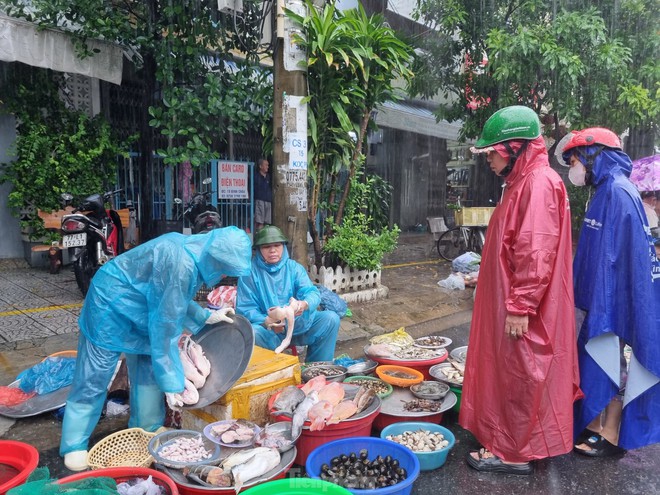 Chợ thất thủ, tiểu thương nháo nhác ôm hàng ra đường bán tháo chạy ngập - Ảnh 6.