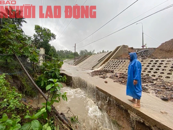 CLIP: Người d&acirc;n Đ&agrave; Nẵng kh&oacute;c nấc v&igrave; th&aacute;c b&ugrave;n tr&agrave;n v&agrave;o nh&agrave; - Ảnh 11.