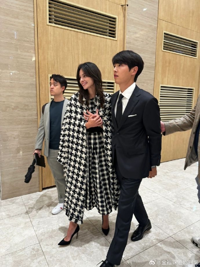 Song Joong Ki đưa vợ Tây dự hôn lễ em gái mà như đi thảm đỏ: Katy đẹp hẳn sau sinh, cách tài tử nhìn bà xã gây sốt - Ảnh 3.