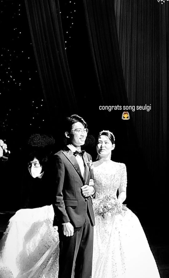 Song Joong Ki đưa vợ T&acirc;y dự h&ocirc;n lễ em g&aacute;i m&agrave; như đi thảm đỏ: Katy đẹp hẳn sau sinh, c&aacute;ch t&agrave;i tử nh&igrave;n b&agrave; x&atilde; g&acirc;y sốt - Ảnh 2.