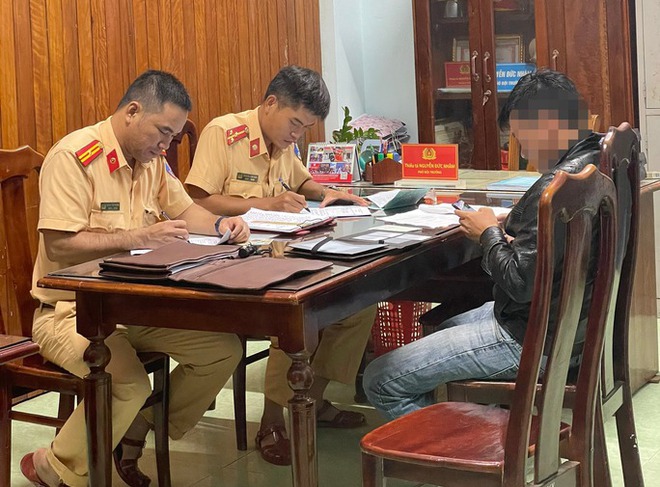 Nhậu say, t&ocirc;ng văng 2 mẹ con người đi đường rồi l&aacute;i &ocirc; t&ocirc; bỏ chạy - Ảnh 4.