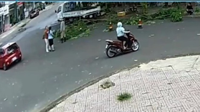 Xử phạt người phụ nữ t&aacute;t nh&acirc;n vi&ecirc;n c&ocirc;ng ty m&ocirc;i trường - Ảnh 1.