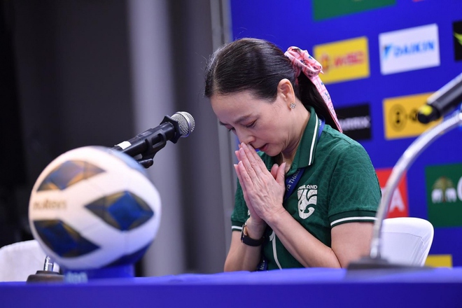 Madam Pang xin lỗi người hâm mộ khi ĐT Thái Lan thua ĐT Georgia 0-8 - Ảnh 1.