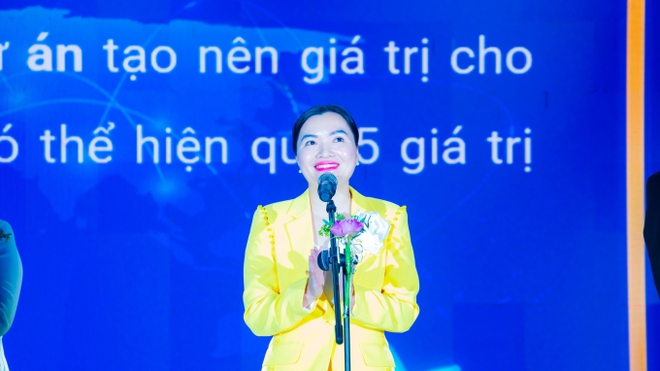 Một trường gây sốt với lễ khai giảng như ĐH nước ngoài, thầy cô và sinh viên thi nhau bắn 9 thứ tiếng - Ảnh 3.