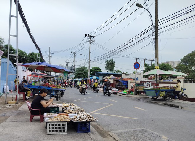 C&ocirc;ng nh&acirc;n đi&ecirc;u đứng v&igrave; giảm giờ, mất việc - Ảnh 2.