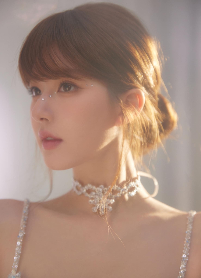 Triệu Lộ Tư - Gương mặt xuất sắc hút ánh nhìn trong loạt ảnh hậu trường, nhan sắc hoàn mỹ cướp trọn spotlight