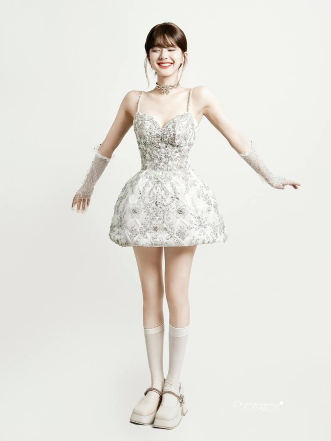 Triệu Lộ Tư xinh như b&uacute;p b&ecirc; Barbie trong loạt ảnh hậu trường, v&oacute;c d&aacute;ng gợi cảm chiếm spotlight - Ảnh 8.