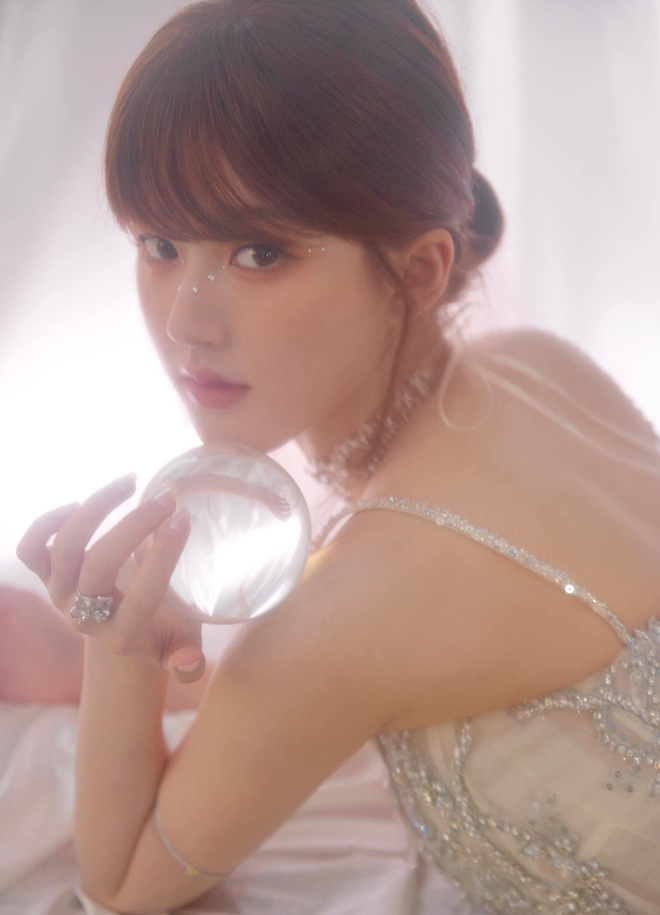 Triệu Lộ Tư - Gương mặt xuất sắc hút ánh nhìn trong loạt ảnh hậu trường, nhan sắc hoàn mỹ cướp trọn spotlight