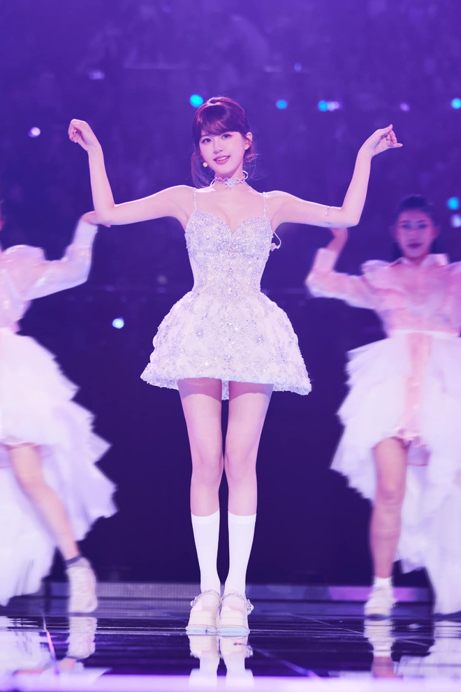 Triệu Lộ Tư - Gương mặt xuất sắc hút ánh nhìn trong loạt ảnh hậu trường, nhan sắc hoàn mỹ cướp trọn spotlight