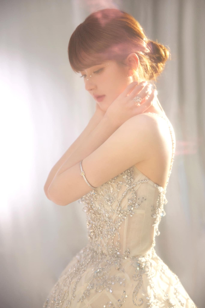 Triệu Lộ Tư - Gương mặt xuất sắc hút ánh nhìn trong loạt ảnh hậu trường, nhan sắc hoàn mỹ cướp trọn spotlight