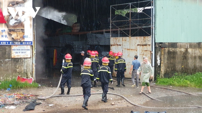 Kho chứa hàng tại thành phố Tam Kỳ (Quảng Nam) cháy lớn - Ảnh 3.