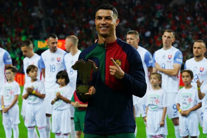 Mẹ của Ronaldo bật khóc nức nở khi chứng kiến con trai được vinh danh trước  hàng vạn khán giả