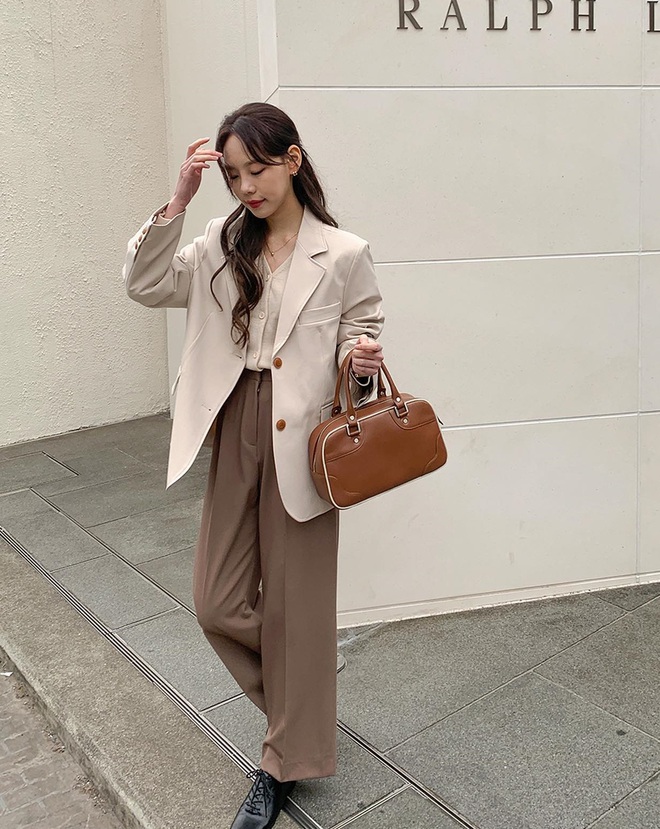 10 c&aacute;ch diện &aacute;o blazer sang trọng đi dự đ&aacute;m cưới - Ảnh 3.