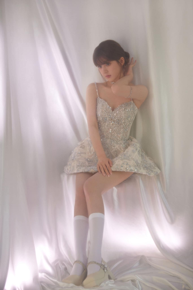 Triệu Lộ Tư - Gương mặt xuất sắc hút ánh nhìn trong loạt ảnh hậu trường, nhan sắc hoàn mỹ cướp trọn spotlight