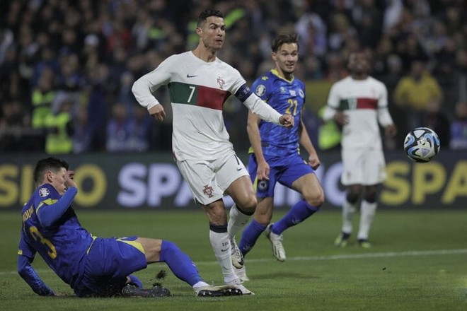 Ronaldo lập cú đúp, Bồ Đào Nha chắc ngôi đầu vòng loại EURO 2024 - Ảnh 1.