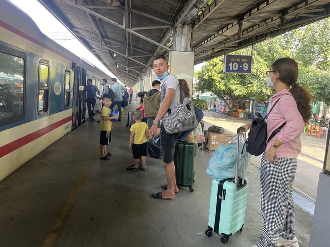 Sau 1 ngày mở bán: Hơn 1.000 vé tàu Tết tập thể năm 2024 được đặt mua - Ảnh 1.