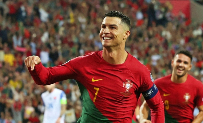 Ronaldo vươn lên dẫn đầu danh sách “Vua phá lưới” vòng loại EURO 2024 - Ảnh 1.