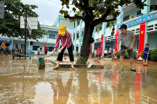 Trường học miền Trung khẩn trương dọn dẹp đón trò sau mưa lũ - Ảnh 4.
