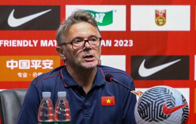 HLV Troussier: Đội tuyển Việt Nam lẽ ra phải ghi được 2-3 bàn - Ảnh 1.