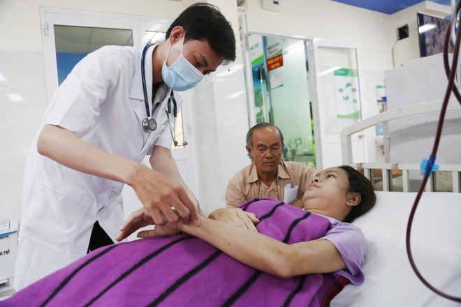 Cha gi&agrave; bật kh&oacute;c nh&igrave;n con g&aacute;i chết m&ograve;n tr&ecirc;n giường bệnh v&igrave; kh&ocirc;ng đủ tiền chữa trị - Ảnh 4.