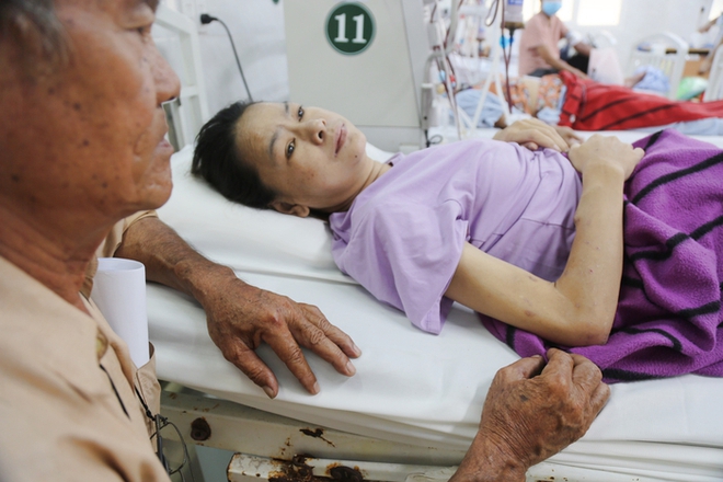 Cha gi&agrave; bật kh&oacute;c nh&igrave;n con g&aacute;i chết m&ograve;n tr&ecirc;n giường bệnh v&igrave; kh&ocirc;ng đủ tiền chữa trị - Ảnh 2.