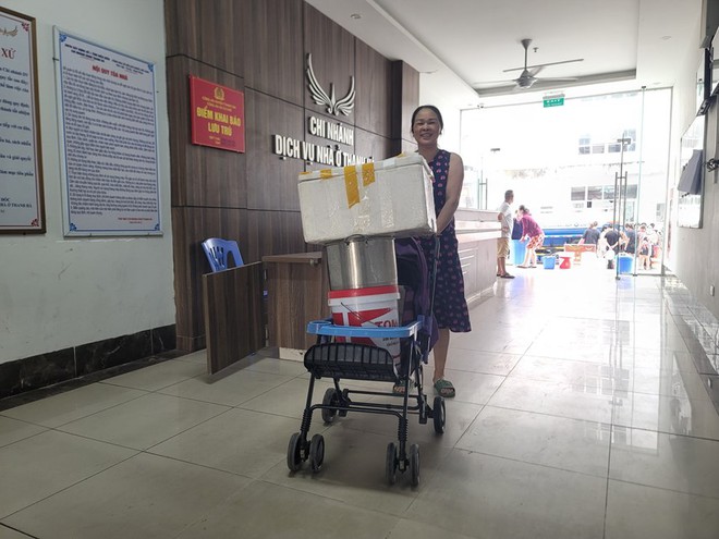 [ẢNH] Hà Nội: Người dân nghỉ làm, chờ hàng giờ đồng hồ mới lấy được xô nước - Ảnh 11.