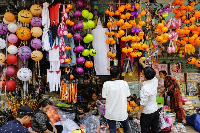 Ngập tràn đồ chơi kinh dị trên phố Hàng Mã trước thềm Halloween - Ảnh 4.