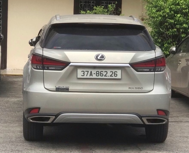 Xe sang Lexus của kiều nữ lừa đảo hàng chục tỉ đồng đang bị kê biên nghi vẫn tung tăng trên phố - Ảnh 2.