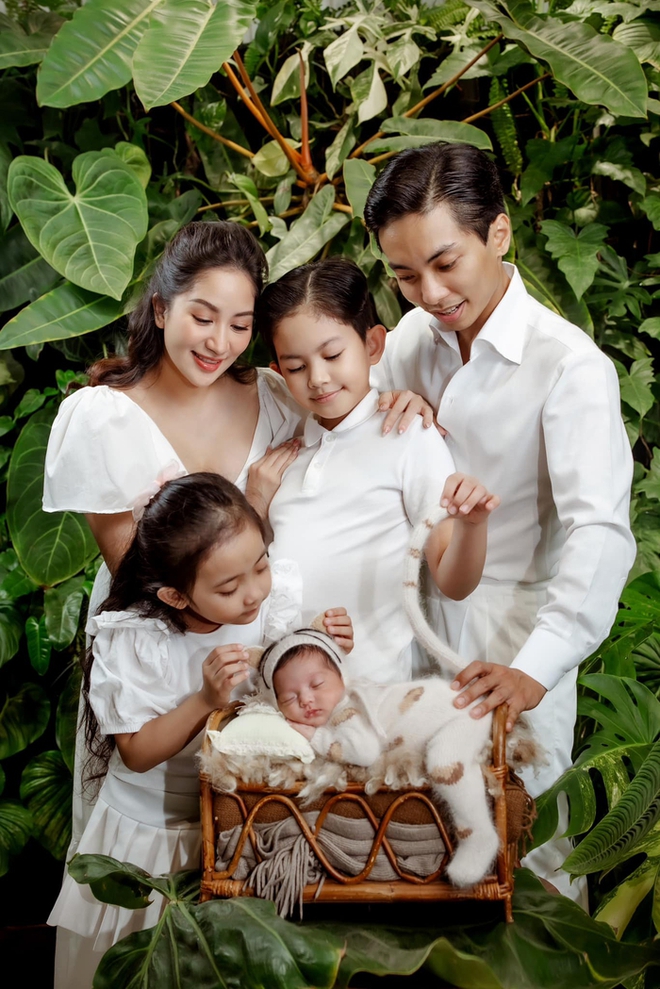 Kh&aacute;nh Thi chụp ảnh với m&ugrave;a hoa đẹp nhất ở H&agrave; Nội, v&oacute;c d&aacute;ng sau sinh g&acirc;y ch&uacute; &yacute; - Ảnh 2.