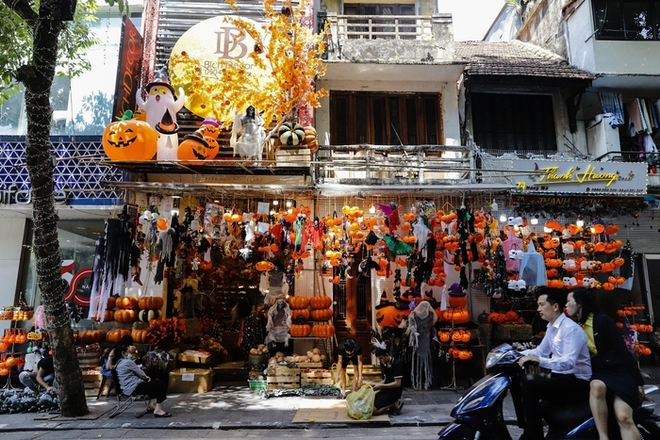 Ngập tràn đồ chơi kinh dị trên phố Hàng Mã trước thềm Halloween - Ảnh 10.